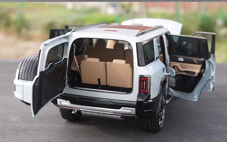 Original Factory 1:18 BYD Fang Cheng Bao Leopard 8 Alloy Diecast Scale Model with Full Opening Doors & Metal Chassis | Collectible Display Car Original Factory 1:18 BYD Fang Cheng Bao Leopard 8 Alloy Diecast Scale Model with Full Opening Doors & Metal Chassis | Collectible Display Car