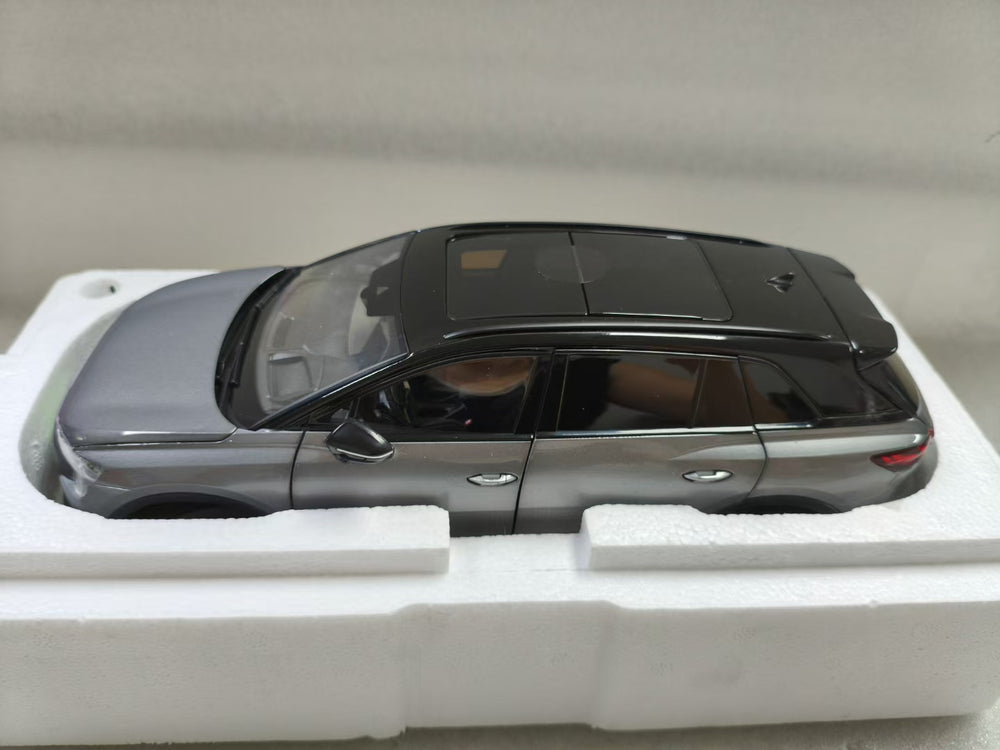 Original 1:18 Scale Audi Q5 e-tron Diecast Model Car β Full Alloy Body, Openable Doors, Working Steering Original 1:18 Scale Audi Q5 e-tron Diecast Model Car β Full Alloy Body, Openable Doors, Working Steering