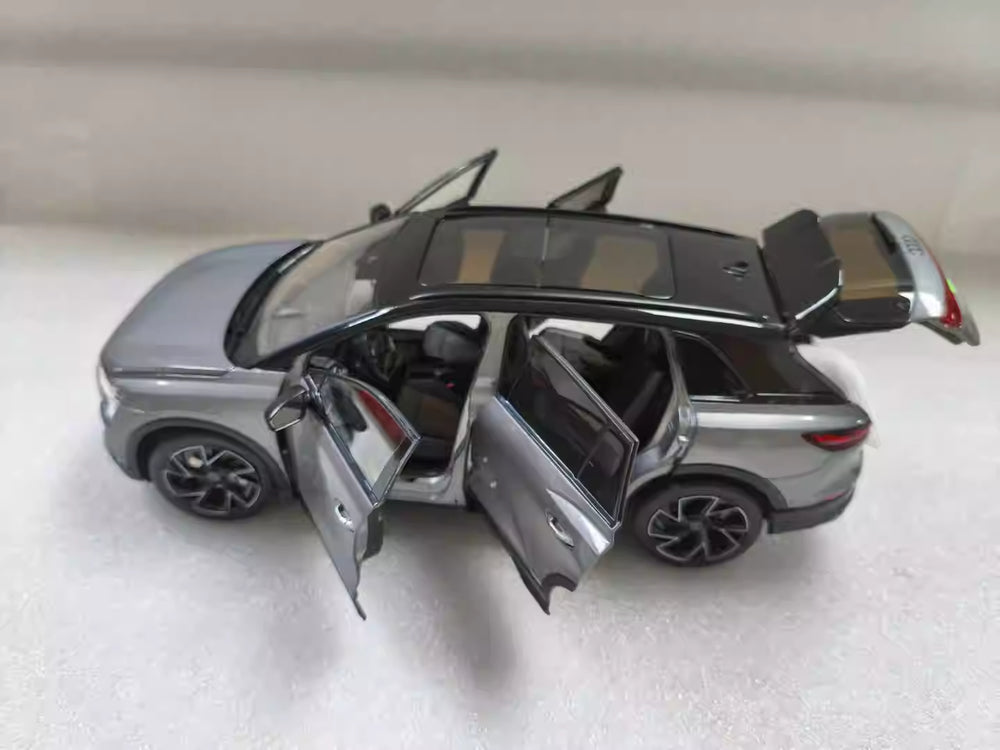 Original 1:18 Scale Audi Q5 e-tron Diecast Model Car β Full Alloy Body, Openable Doors, Working Steering Original 1:18 Scale Audi Q5 e-tron Diecast Model Car β Full Alloy Body, Openable Doors, Working Steering