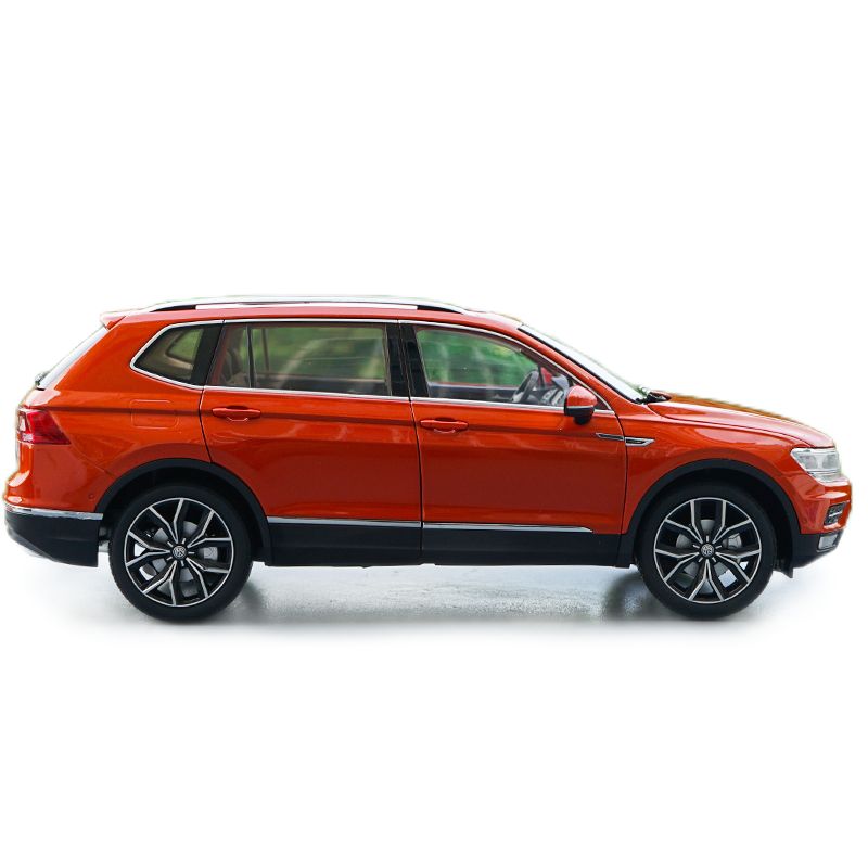 Original factory authentic 1:18 brand new TIGUAN L 2017 version diecast car model with small gift Original factory authentic 1:18 brand new TIGUAN L 2017 version diecast car model with small gift