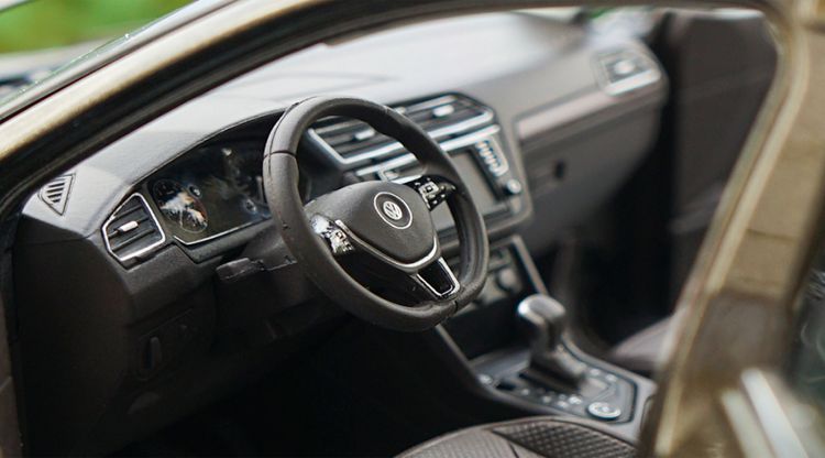 Original factory authentic 1:18 brand new TIGUAN L 2017 version diecast car model with small gift Original factory authentic 1:18 brand new TIGUAN L 2017 version diecast car model with small gift