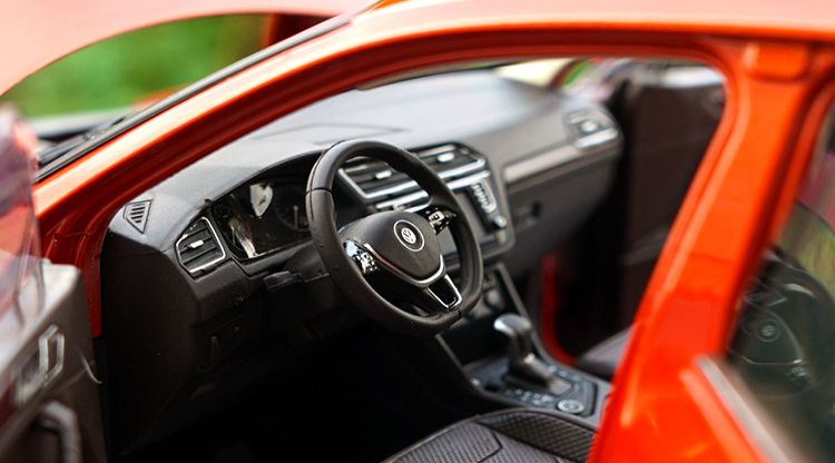 Original factory authentic 1:18 brand new TIGUAN L 2017 version diecast car model with small gift Original factory authentic 1:18 brand new TIGUAN L 2017 version diecast car model with small gift