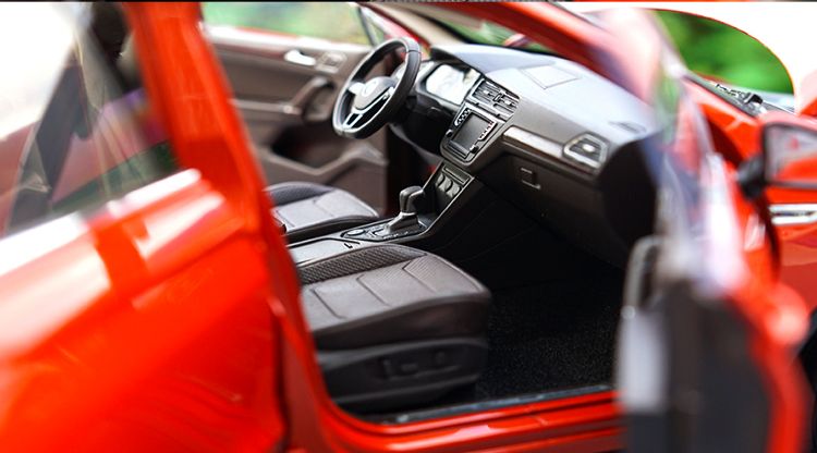 Original factory authentic 1:18 brand new TIGUAN L 2017 version diecast car model with small gift Original factory authentic 1:18 brand new TIGUAN L 2017 version diecast car model with small gift