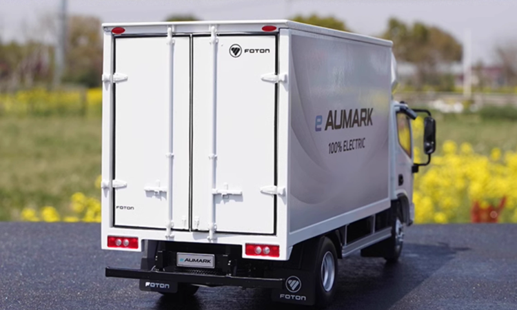 1:22 scale Foton Aumark iBlue Diecast Collectiable Cargo Truck Model 1:22 scale Foton Aumark iBlue Diecast Collectiable Cargo Truck Model