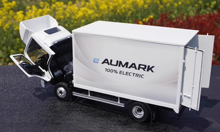 1:22 scale Foton Aumark iBlue Diecast Collectiable Cargo Truck Model 1:22 scale Foton Aumark iBlue Diecast Collectiable Cargo Truck Model
