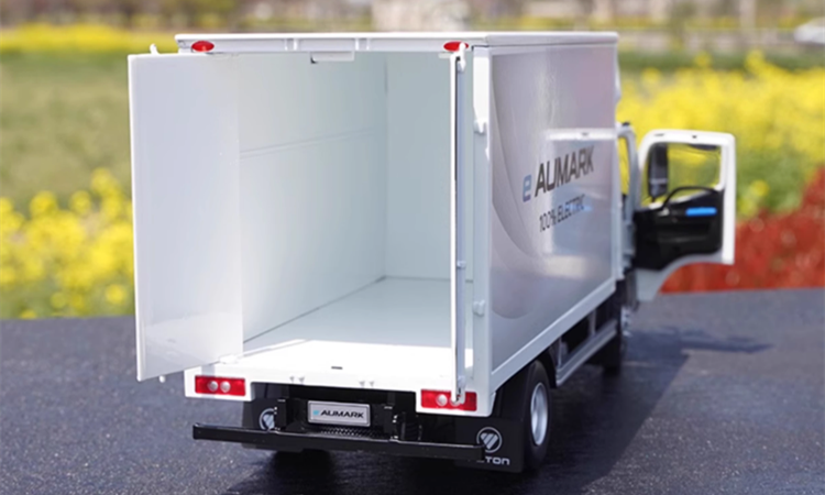 1:22 scale Foton Aumark iBlue Diecast Collectiable Cargo Truck Model 1:22 scale Foton Aumark iBlue Diecast Collectiable Cargo Truck Model
