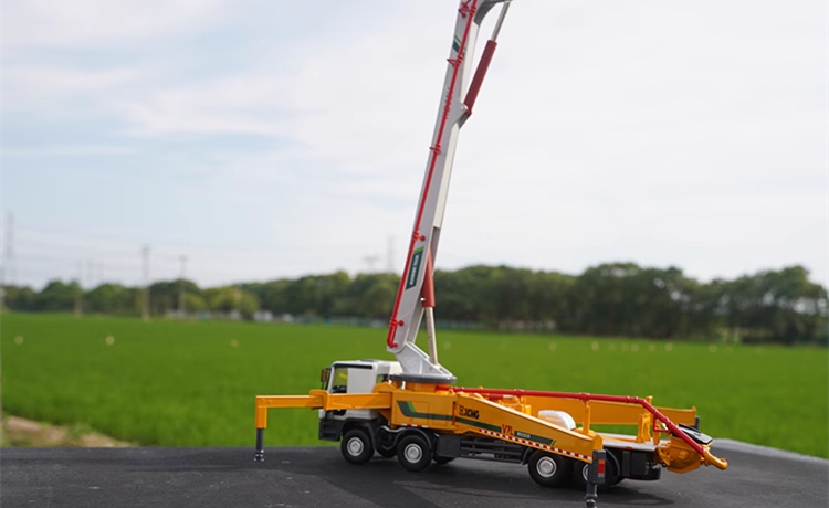 Original factory 1:35 XCMG Mercedes-Benz HB62V Diecast Concrete Pump Truck Model for gift, display, collection Original factory 1:35 XCMG Mercedes-Benz HB62V Diecast Concrete Pump Truck Model for gift, display, collection