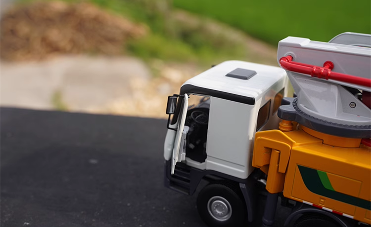 Original factory 1:35 XCMG Mercedes-Benz HB62V Diecast Concrete Pump Truck Model for gift, display, collection Original factory 1:35 XCMG Mercedes-Benz HB62V Diecast Concrete Pump Truck Model for gift, display, collection