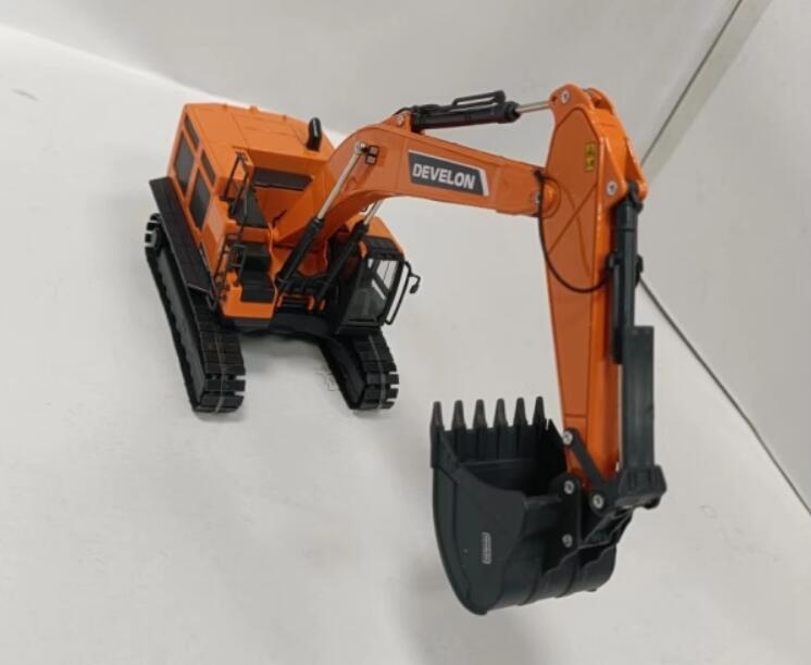 1:50 Doosan DEVELON new DX800 excavator scale model alloy excavator model for gift, toy 1:50 Doosan DEVELON new DX800 excavator scale model alloy excavator model for gift, toy