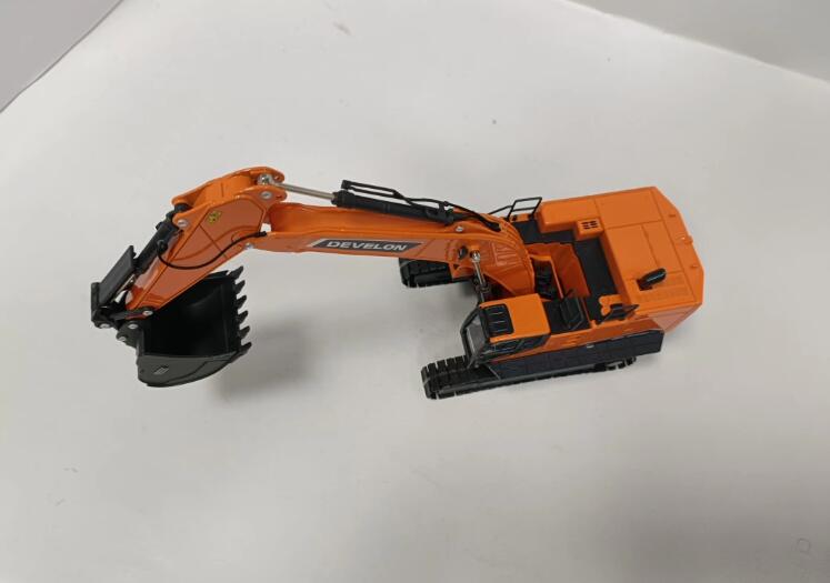 1:50 Doosan DEVELON new DX800 excavator scale model alloy excavator model for gift, toy 1:50 Doosan DEVELON new DX800 excavator scale model alloy excavator model for gift, toy