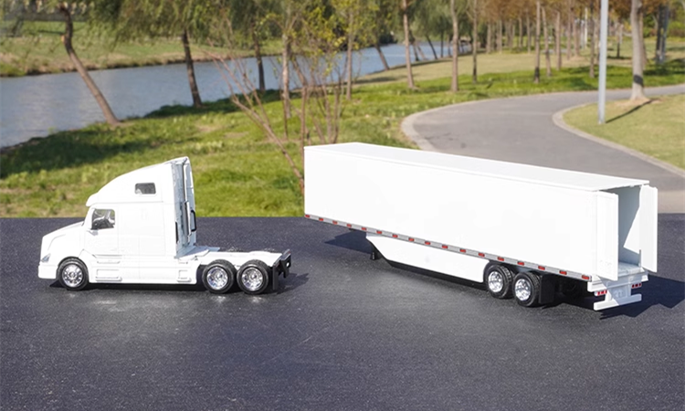 1:64 Volvo Freightliner American-Style Long Nose Container Truck | Diecast Alloy Model with Detachable Trailer 1:64 Volvo Freightliner American-Style Long Nose Container Truck | Diecast Alloy Model with Detachable Trailer