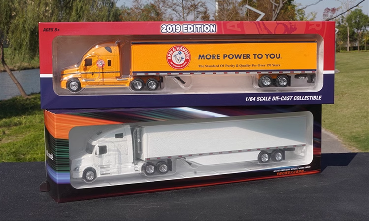 1:64 Volvo Freightliner American-Style Long Nose Container Truck | Diecast Alloy Model with Detachable Trailer 1:64 Volvo Freightliner American-Style Long Nose Container Truck | Diecast Alloy Model with Detachable Trailer