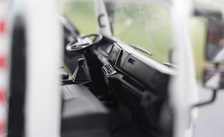 Original factory 1:18 Isuzu Yifang Wing ES diecast light truck model for gift, collection Original factory 1:18 Isuzu Yifang Wing ES diecast light truck model for gift, collection