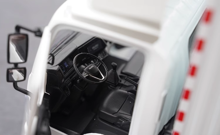 Original factory 1:18 Isuzu Yifang Wing ES diecast light truck model for gift, collection Original factory 1:18 Isuzu Yifang Wing ES diecast light truck model for gift, collection