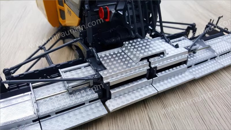 Original factory 1:35 XCMG RP1005T diecast paver model alloy engineering machinery model for gift, toys Original factory 1:35 XCMG RP1005T diecast paver model alloy engineering machinery model for gift, toys