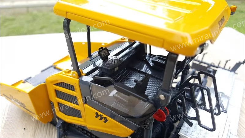 Original factory 1:35 XCMG RP1005T diecast paver model alloy engineering machinery model for gift, toys Original factory 1:35 XCMG RP1005T diecast paver model alloy engineering machinery model for gift, toys