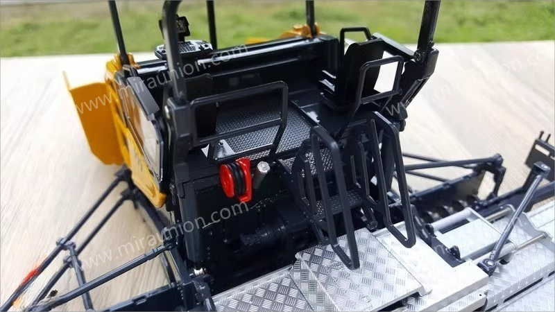 Original factory 1:35 XCMG RP1005T diecast paver model alloy engineering machinery model for gift, toys Original factory 1:35 XCMG RP1005T diecast paver model alloy engineering machinery model for gift, toys