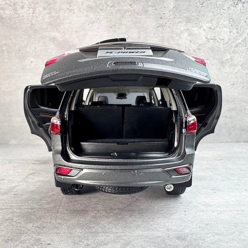 Collectible 1:18 ISUZU MU-X Off-Road SUV Diecast car Model with high details Collectible 1:18 ISUZU MU-X Off-Road SUV Diecast car Model with high details