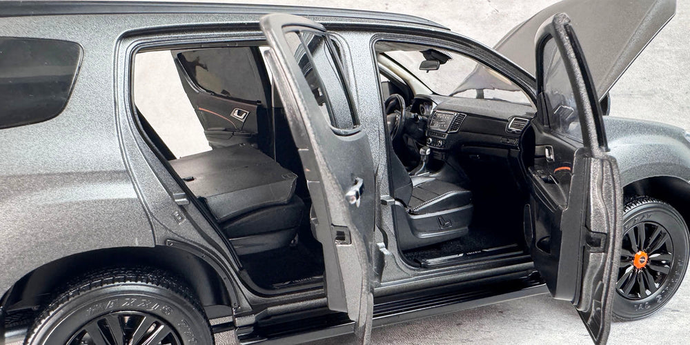 Collectible 1:18 ISUZU MU-X Off-Road SUV Diecast car Model with high details Collectible 1:18 ISUZU MU-X Off-Road SUV Diecast car Model with high details