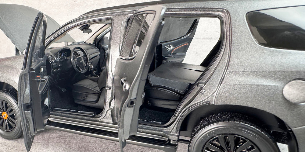 Collectible 1:18 ISUZU MU-X Off-Road SUV Diecast car Model with high details Collectible 1:18 ISUZU MU-X Off-Road SUV Diecast car Model with high details