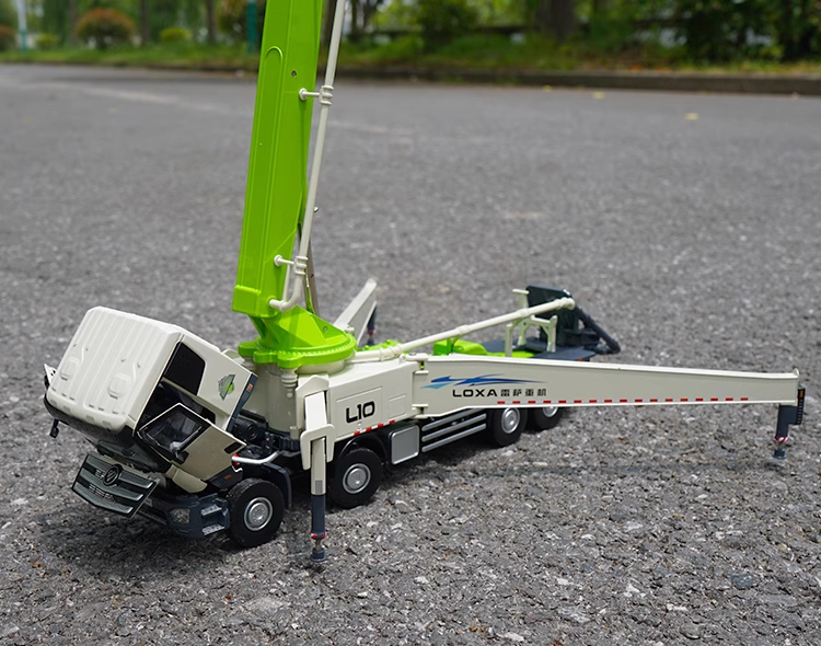 Collectible 1:35 Foton LOXA EST L10 Alloy Pump Truck Model with movable axles, tiltable hood, and extendable legs! Collectible 1:35 Foton LOXA EST L10 Alloy Pump Truck Model with movable axles, tiltable hood, and extendable legs!