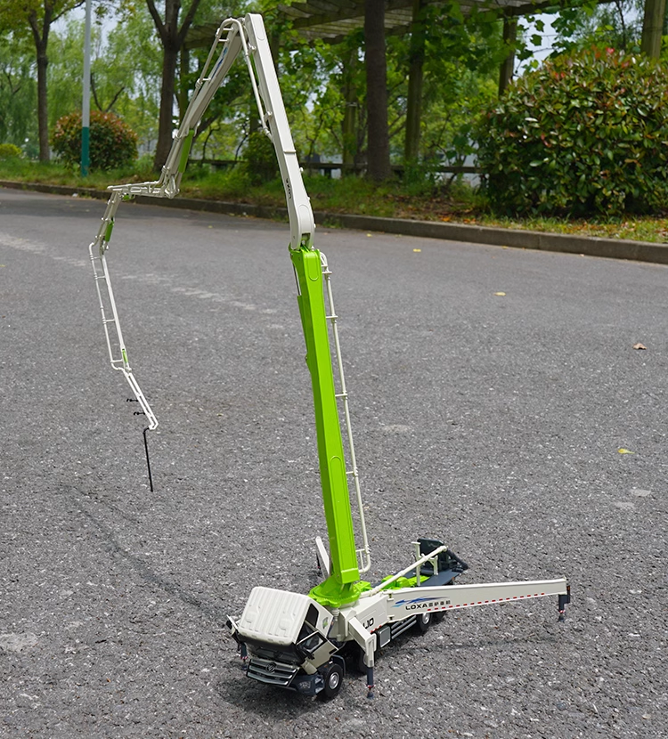 Collectible 1:35 Foton LOXA EST L10 Alloy Pump Truck Model with movable axles, tiltable hood, and extendable legs! Collectible 1:35 Foton LOXA EST L10 Alloy Pump Truck Model with movable axles, tiltable hood, and extendable legs!