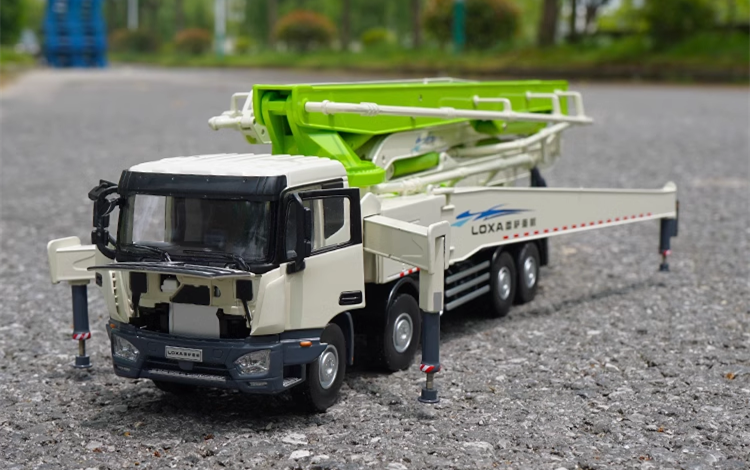 Collectible 1:35 Foton LOXA EST L10 Alloy Pump Truck Model with movable axles, tiltable hood, and extendable legs! Collectible 1:35 Foton LOXA EST L10 Alloy Pump Truck Model with movable axles, tiltable hood, and extendable legs!