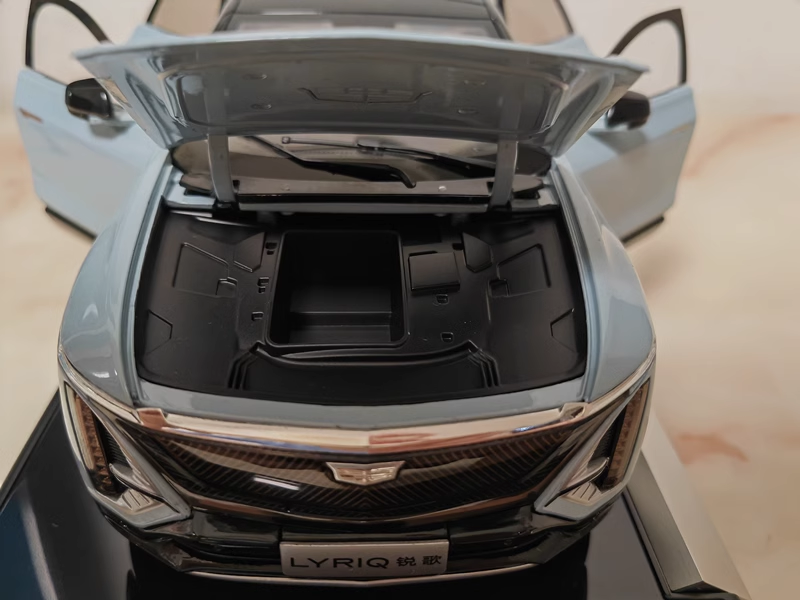 Original factory 1/18 Cadillac LYRIQ diecast scale car model kits SUV electric vehicle alloy car model for  gift Original factory 1/18 Cadillac LYRIQ diecast scale car model kits SUV electric vehicle alloy car model for  gift