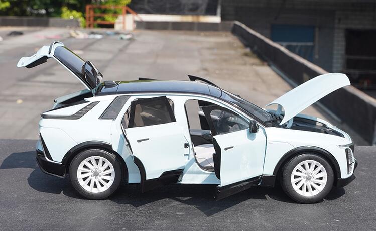Original factory 1/18 Cadillac LYRIQ diecast scale car model kits SUV electric vehicle alloy car model for  gift Original factory 1/18 Cadillac LYRIQ diecast scale car model kits SUV electric vehicle alloy car model for  gift
