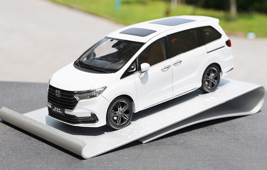 Original factory 1:18 HONDA ODYSSEY hybrid 2022 diecast white/silver classic MPV car model for birthday gift Original factory 1:18 HONDA ODYSSEY hybrid 2022 diecast white/silver classic MPV car model for birthday gift