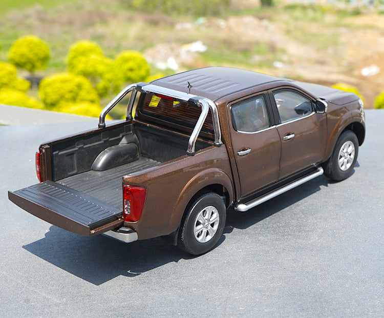 1:18 zinc alloy brown/white/red diecast NISSAN NAVARA OFF-road vehicle pickup truck models 1:18 zinc alloy brown/white/red diecast NISSAN NAVARA OFF-road vehicle pickup truck models