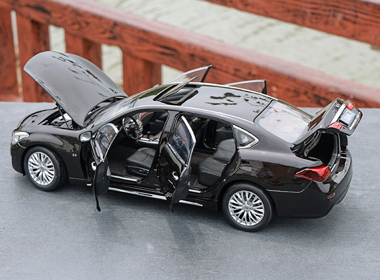 Original factory authentic 1/18 Q70L INFINITI Q70 2017 white diecast metal car model with small gift Original factory authentic 1/18 Q70L INFINITI Q70 2017 white diecast metal car model with small gift