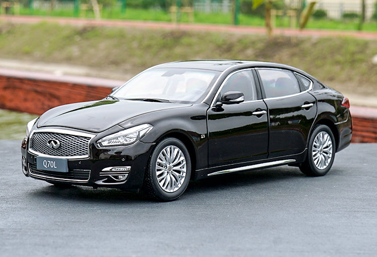 Original factory authentic 1/18 Q70L INFINITI Q70 2017 white diecast metal car model with small gift Original factory authentic 1/18 Q70L INFINITI Q70 2017 white diecast metal car model with small gift