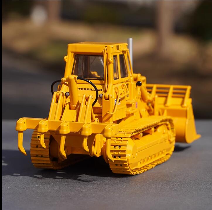 High precision 1:48 CCM Caterpillar 983B Diecast scale track Loader model for sale High precision 1:48 CCM Caterpillar 983B Diecast scale track Loader model for sale