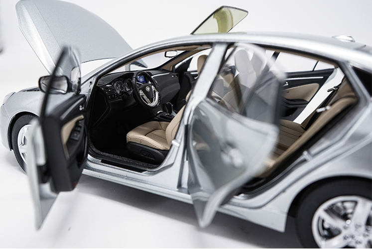 Original factory authentic 1/18 FAW Benteng B70 diecast metal car model with small gift Original factory authentic 1/18 FAW Benteng B70 diecast metal car model with small gift