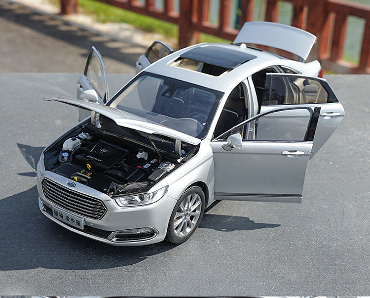 Original factory authentic 1:18 FORD TAURUS 2015 version diecast car model with small gift Original factory authentic 1:18 FORD TAURUS 2015 version diecast car model with small gift