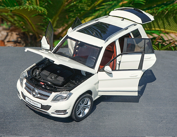 Original factory authentic 1:18 GTA Mercedes-benz Glk 300 off-road vehicle diecast SUV car model with small gift Original factory authentic 1:18 GTA Mercedes-benz Glk 300 off-road vehicle diecast SUV car model with small gift