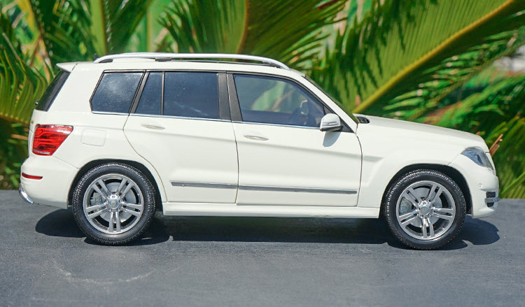 Original factory authentic 1:18 GTA Mercedes-benz Glk 300 off-road vehicle diecast SUV car model with small gift Original factory authentic 1:18 GTA Mercedes-benz Glk 300 off-road vehicle diecast SUV car model with small gift