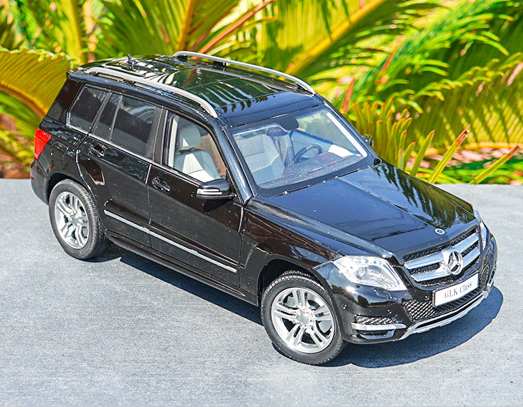 Original factory authentic 1:18 GTA Mercedes-benz Glk 300 off-road vehicle diecast SUV car model with small gift Original factory authentic 1:18 GTA Mercedes-benz Glk 300 off-road vehicle diecast SUV car model with small gift