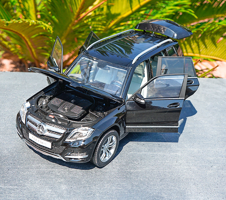 Original factory authentic 1:18 GTA Mercedes-benz Glk 300 off-road vehicle diecast SUV car model with small gift Original factory authentic 1:18 GTA Mercedes-benz Glk 300 off-road vehicle diecast SUV car model with small gift