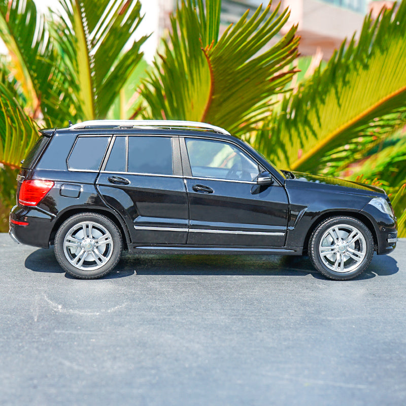 Original factory authentic 1:18 GTA Mercedes-benz Glk 300 off-road vehicle diecast SUV car model with small gift Original factory authentic 1:18 GTA Mercedes-benz Glk 300 off-road vehicle diecast SUV car model with small gift