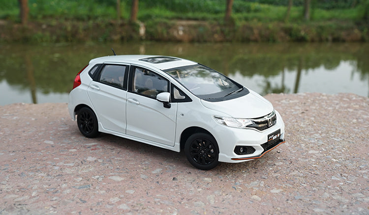 Original factory authentic 1:18 Honda FIT 2018 sport Jazz blue/green hatchback diecast car model for gift, toys, collection Original factory authentic 1:18 Honda FIT 2018 sport Jazz blue/green hatchback diecast car model for gift, toys, collection