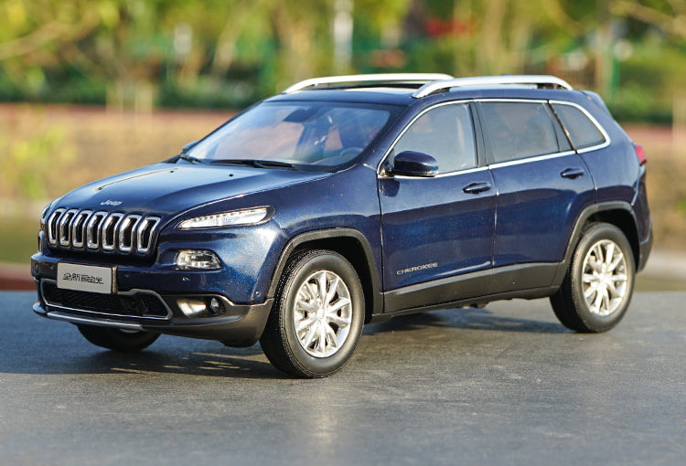 Original factory authentic 1:18 JEEP Cherokee SUV diecast car model with small gift Original factory authentic 1:18 JEEP Cherokee SUV diecast car model with small gift