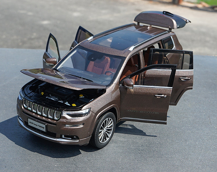 Original factory authentic 1/18 Jeep Grand Commander GAC Fiat Chrysler Diecast JEEP Metal SUV Car Model with small gift Original factory authentic 1/18 Jeep Grand Commander GAC Fiat Chrysler Diecast JEEP Metal SUV Car Model with small gift