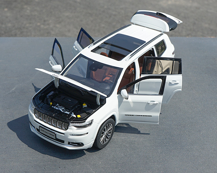Original factory authentic 1/18 Jeep Grand Commander GAC Fiat Chrysler Diecast JEEP Metal SUV Car Model with small gift Original factory authentic 1/18 Jeep Grand Commander GAC Fiat Chrysler Diecast JEEP Metal SUV Car Model with small gift