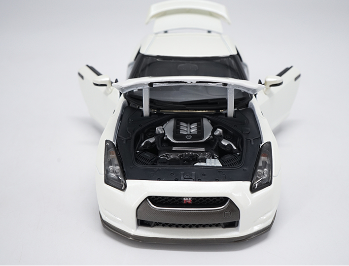 Original factory authentic 1:18 Nissan GTR R35 2009 diecast metal car model with small gift Original factory authentic 1:18 Nissan GTR R35 2009 diecast metal car model with small gift