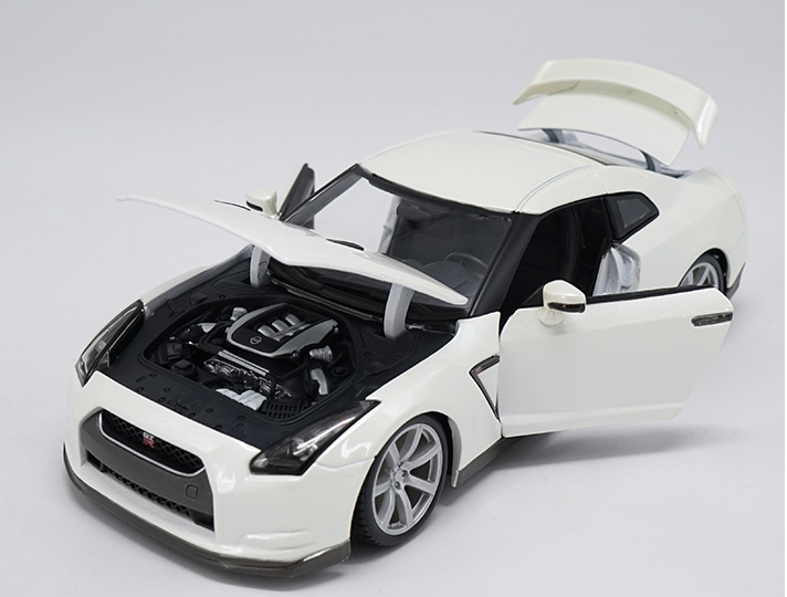 Original factory authentic 1:18 Nissan GTR R35 2009 diecast metal car model with small gift Original factory authentic 1:18 Nissan GTR R35 2009 diecast metal car model with small gift