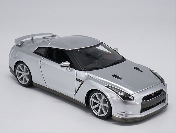 Original factory authentic 1:18 Nissan GTR R35 2009 diecast metal car model with small gift Original factory authentic 1:18 Nissan GTR R35 2009 diecast metal car model with small gift