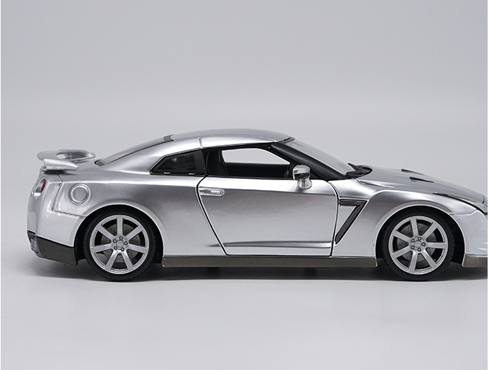 Original factory authentic 1:18 Nissan GTR R35 2009 diecast metal car model with small gift Original factory authentic 1:18 Nissan GTR R35 2009 diecast metal car model with small gift