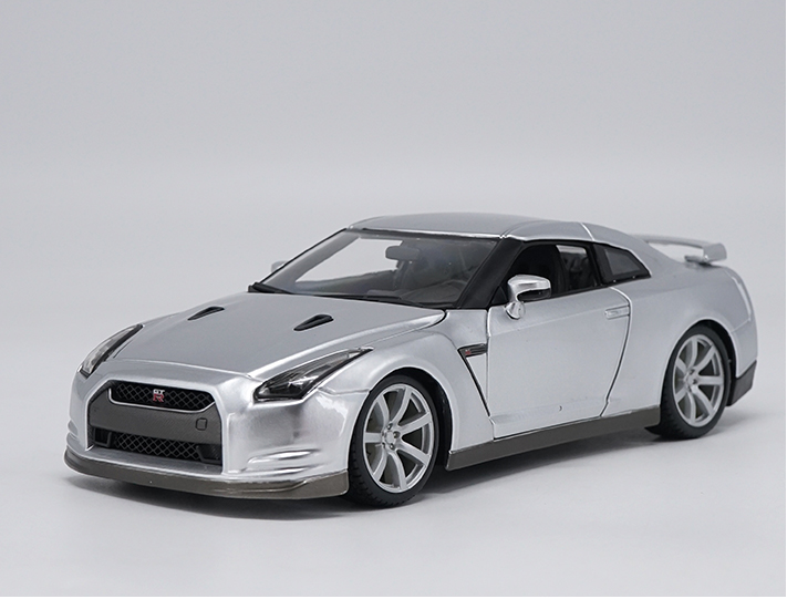 Original factory authentic 1:18 Nissan GTR R35 2009 diecast metal car model with small gift Original factory authentic 1:18 Nissan GTR R35 2009 diecast metal car model with small gift
